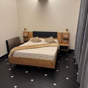 Camera grande con letto king size